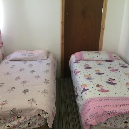 Pink House ,Opposite Beach ,Sleeps 6 , 2 Bedroom Ground Floor Self Contained Garden Flat , Private Entrance , Kitchen , Guaranteed Parking ,Wifi , Movies ,Bathroom ,Fridge , Microwave ,Bedroom 1, Double Bed & 2 Single Beds ,Bedroom 2 , Double Bed Paignton Exterior photo