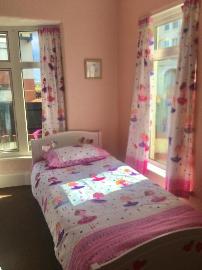 Pink House ,Opposite Beach ,Sleeps 6 , 2 Bedroom Ground Floor Self Contained Garden Flat , Private Entrance , Kitchen , Guaranteed Parking ,Wifi , Movies ,Bathroom ,Fridge , Microwave ,Bedroom 1, Double Bed & 2 Single Beds ,Bedroom 2 , Double Bed Paignton Exterior photo