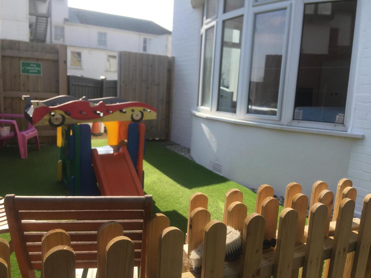 Pink House ,Opposite Beach ,Sleeps 6 , 2 Bedroom Ground Floor Self Contained Garden Flat , Private Entrance , Kitchen , Guaranteed Parking ,Wifi , Movies ,Bathroom ,Fridge , Microwave ,Bedroom 1, Double Bed & 2 Single Beds ,Bedroom 2 , Double Bed Paignton Exterior photo