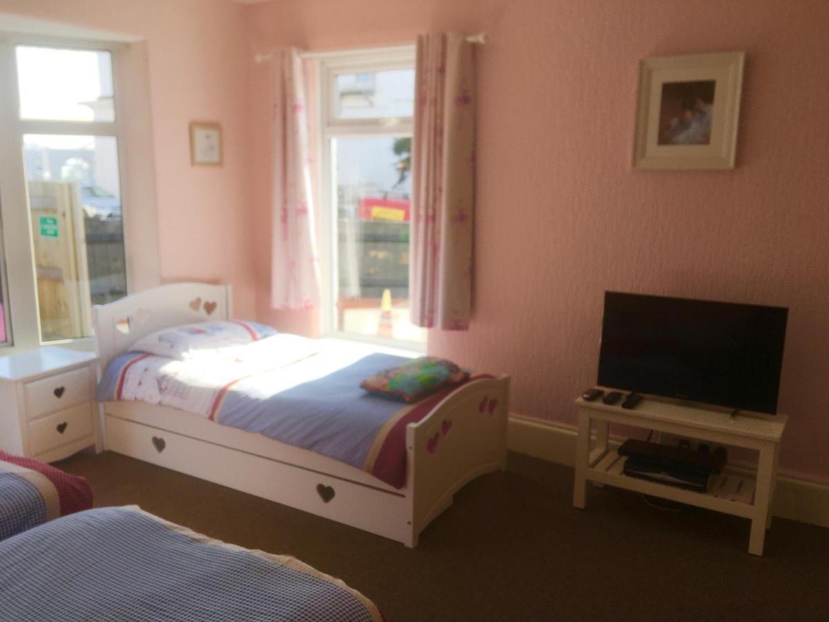 Pink House ,Opposite Beach ,Sleeps 6 , 2 Bedroom Ground Floor Self Contained Garden Flat , Private Entrance , Kitchen , Guaranteed Parking ,Wifi , Movies ,Bathroom ,Fridge , Microwave ,Bedroom 1, Double Bed & 2 Single Beds ,Bedroom 2 , Double Bed Paignton Exterior photo