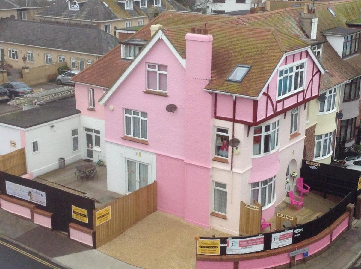 Pink House ,Opposite Beach ,Sleeps 6 , 2 Bedroom Ground Floor Self Contained Garden Flat , Private Entrance , Kitchen , Guaranteed Parking ,Wifi , Movies ,Bathroom ,Fridge , Microwave ,Bedroom 1, Double Bed & 2 Single Beds ,Bedroom 2 , Double Bed Paignton Exterior photo