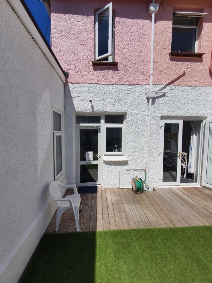 Pink House ,Opposite Beach ,Sleeps 6 , 2 Bedroom Ground Floor Self Contained Garden Flat , Private Entrance , Kitchen , Guaranteed Parking ,Wifi , Movies ,Bathroom ,Fridge , Microwave ,Bedroom 1, Double Bed & 2 Single Beds ,Bedroom 2 , Double Bed Paignton Exterior photo