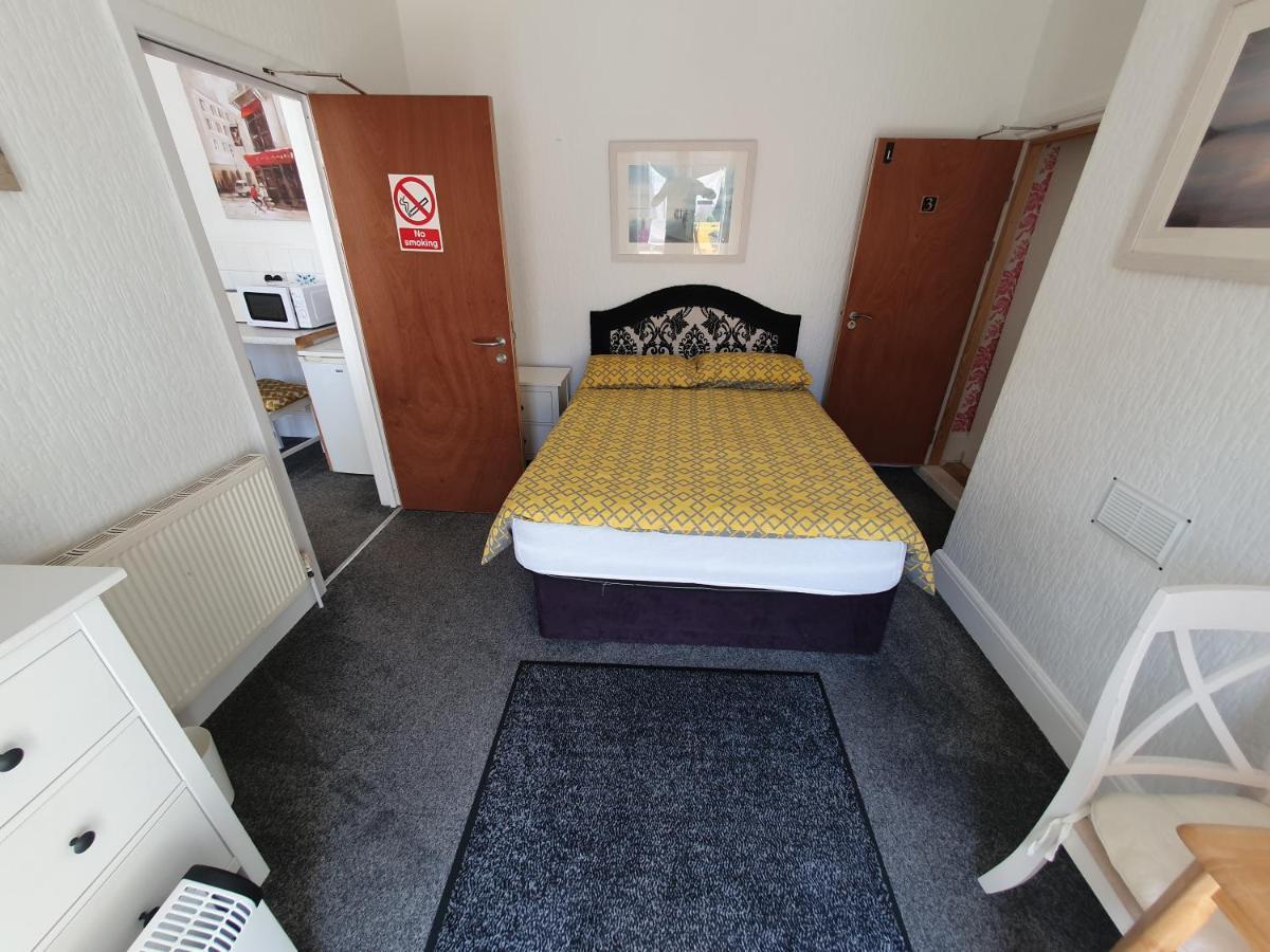 Pink House ,Opposite Beach ,Sleeps 6 , 2 Bedroom Ground Floor Self Contained Garden Flat , Private Entrance , Kitchen , Guaranteed Parking ,Wifi , Movies ,Bathroom ,Fridge , Microwave ,Bedroom 1, Double Bed & 2 Single Beds ,Bedroom 2 , Double Bed Paignton Exterior photo