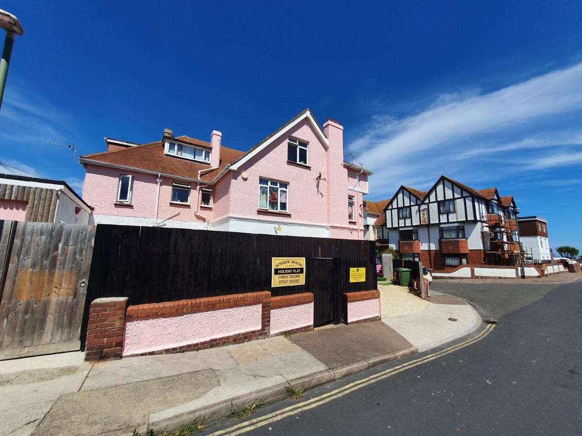 Pink House ,Opposite Beach ,Sleeps 6 , 2 Bedroom Ground Floor Self Contained Garden Flat , Private Entrance , Kitchen , Guaranteed Parking ,Wifi , Movies ,Bathroom ,Fridge , Microwave ,Bedroom 1, Double Bed & 2 Single Beds ,Bedroom 2 , Double Bed Paignton Exterior photo