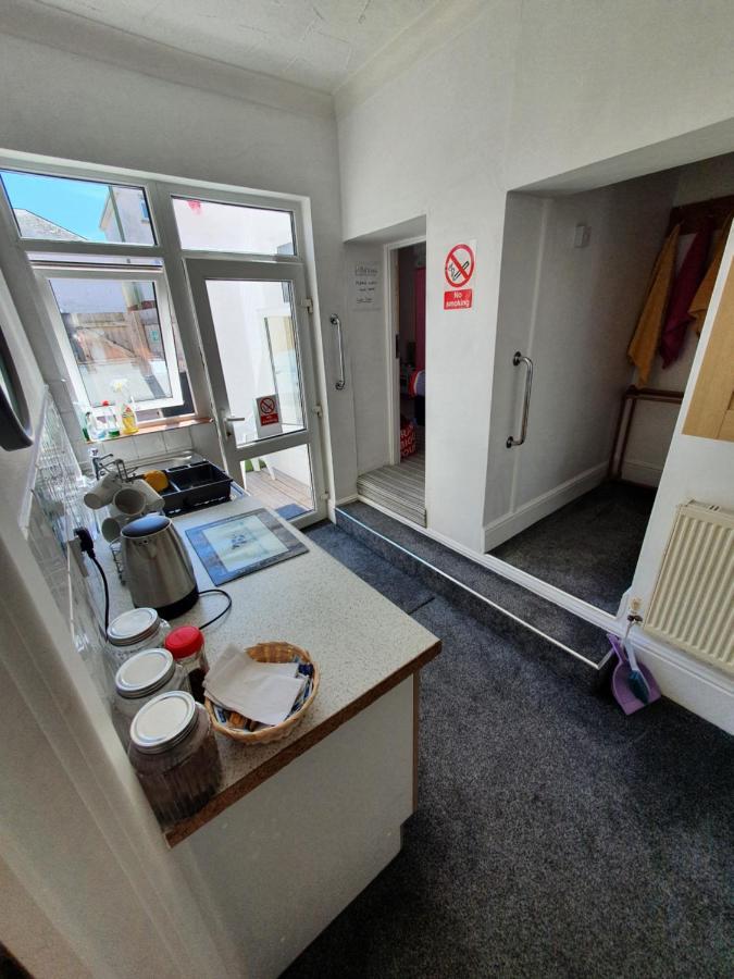 Pink House ,Opposite Beach ,Sleeps 6 , 2 Bedroom Ground Floor Self Contained Garden Flat , Private Entrance , Kitchen , Guaranteed Parking ,Wifi , Movies ,Bathroom ,Fridge , Microwave ,Bedroom 1, Double Bed & 2 Single Beds ,Bedroom 2 , Double Bed Paignton Exterior photo