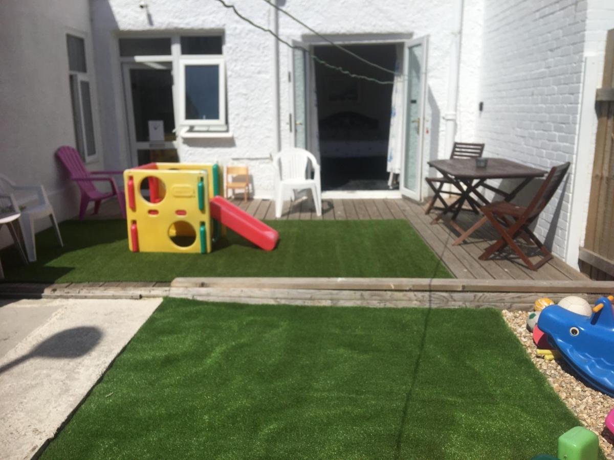 Pink House ,Opposite Beach ,Sleeps 6 , 2 Bedroom Ground Floor Self Contained Garden Flat , Private Entrance , Kitchen , Guaranteed Parking ,Wifi , Movies ,Bathroom ,Fridge , Microwave ,Bedroom 1, Double Bed & 2 Single Beds ,Bedroom 2 , Double Bed Paignton Exterior photo