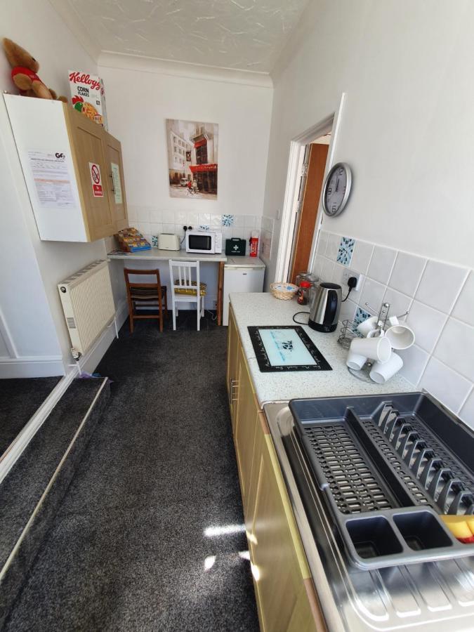 Pink House ,Opposite Beach ,Sleeps 6 , 2 Bedroom Ground Floor Self Contained Garden Flat , Private Entrance , Kitchen , Guaranteed Parking ,Wifi , Movies ,Bathroom ,Fridge , Microwave ,Bedroom 1, Double Bed & 2 Single Beds ,Bedroom 2 , Double Bed Paignton Exterior photo