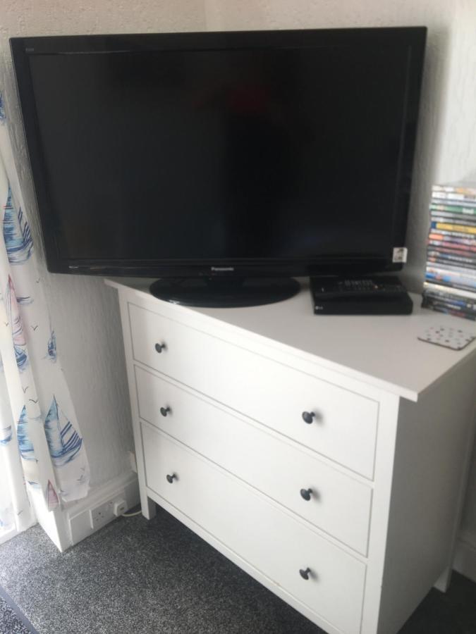 Pink House ,Opposite Beach ,Sleeps 6 , 2 Bedroom Ground Floor Self Contained Garden Flat , Private Entrance , Kitchen , Guaranteed Parking ,Wifi , Movies ,Bathroom ,Fridge , Microwave ,Bedroom 1, Double Bed & 2 Single Beds ,Bedroom 2 , Double Bed Paignton Exterior photo