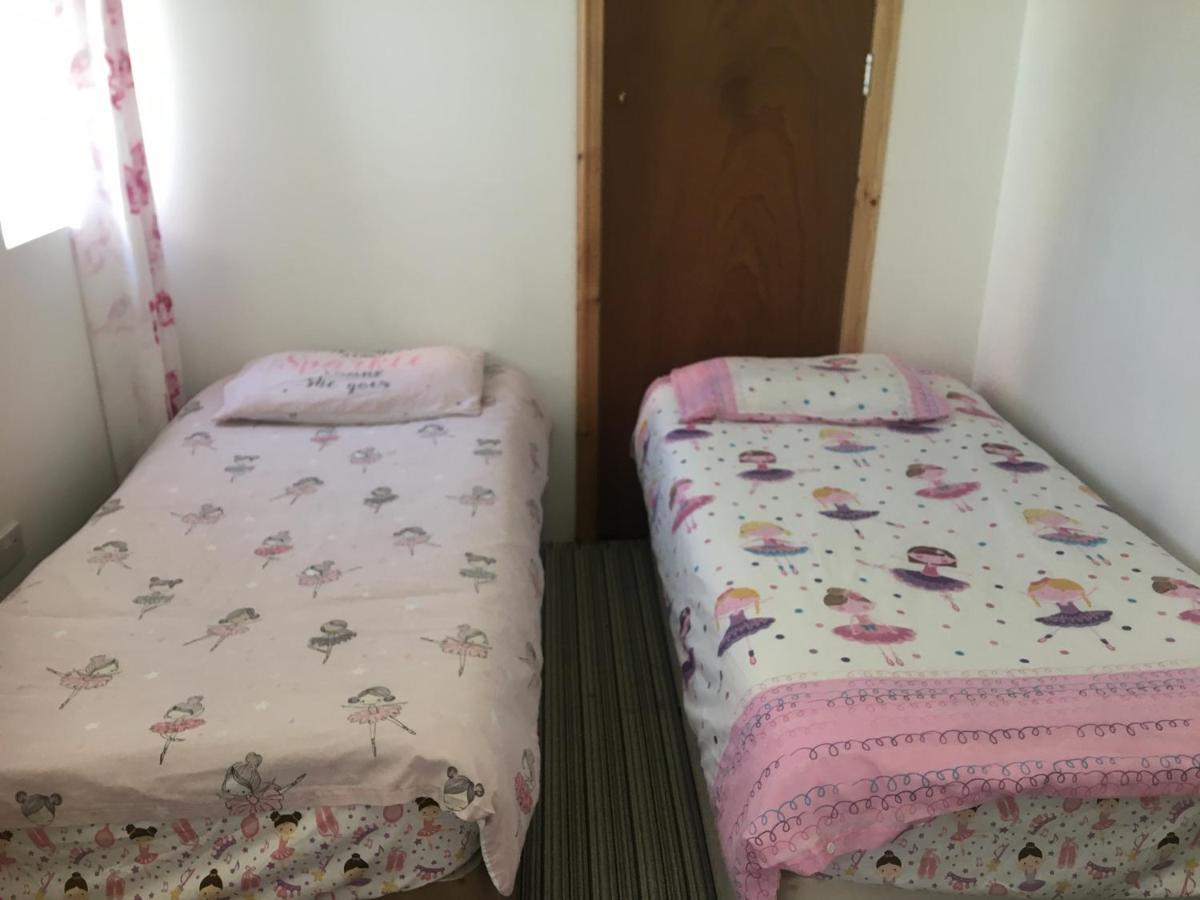 Pink House ,Opposite Beach ,Sleeps 6 , 2 Bedroom Ground Floor Self Contained Garden Flat , Private Entrance , Kitchen , Guaranteed Parking ,Wifi , Movies ,Bathroom ,Fridge , Microwave ,Bedroom 1, Double Bed & 2 Single Beds ,Bedroom 2 , Double Bed Paignton Exterior photo