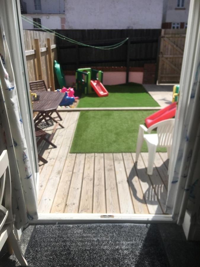 Pink House ,Opposite Beach ,Sleeps 6 , 2 Bedroom Ground Floor Self Contained Garden Flat , Private Entrance , Kitchen , Guaranteed Parking ,Wifi , Movies ,Bathroom ,Fridge , Microwave ,Bedroom 1, Double Bed & 2 Single Beds ,Bedroom 2 , Double Bed Paignton Exterior photo