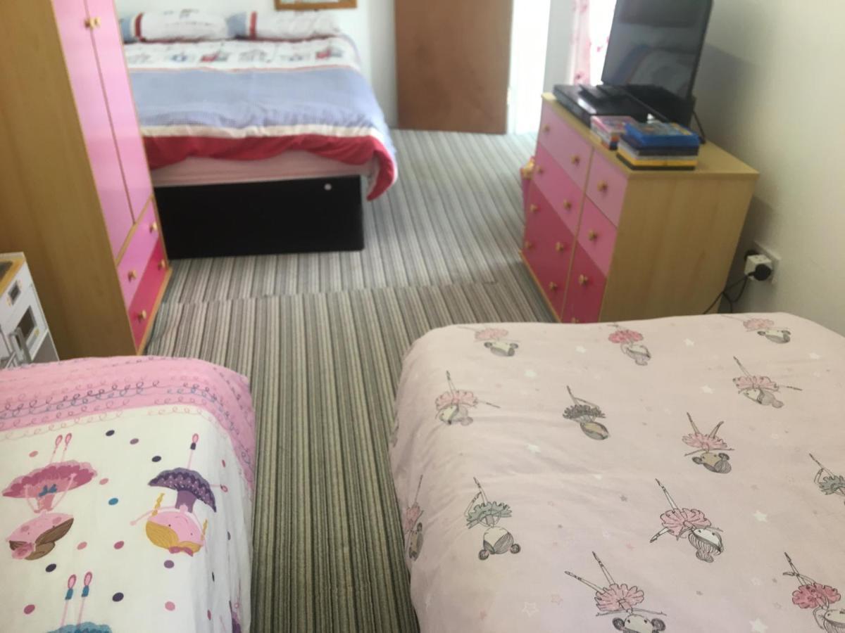 Pink House ,Opposite Beach ,Sleeps 6 , 2 Bedroom Ground Floor Self Contained Garden Flat , Private Entrance , Kitchen , Guaranteed Parking ,Wifi , Movies ,Bathroom ,Fridge , Microwave ,Bedroom 1, Double Bed & 2 Single Beds ,Bedroom 2 , Double Bed Paignton Exterior photo
